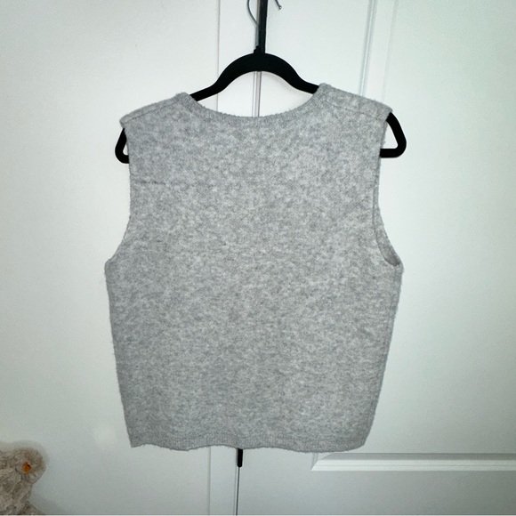 🤍 Duo Run Gray Knit Button Sweater Vest | Size L | NWT - Picture 6 of 6
